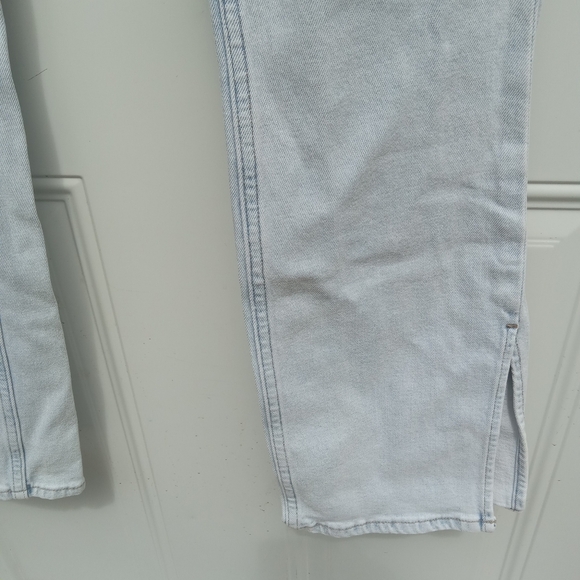 Abercrombie & Fitch The Slim Straight Ultra High Rise Size 26/2 Light Wash Slit - Picture 6 of 10